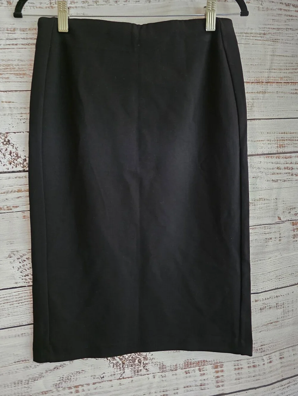 NWT T Tahari Black Pencil Skirt with Sleek Silhouette Size Small